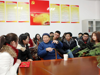 抗战老兵吴其昌为beat365官方网站贫困学生捐款并进行爱国主义教育