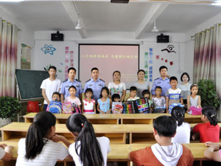 美术学院开展“六一”前爱心捐赠活动