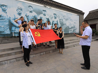 行政机关第一党总支第一党支部开展现场上党课和“七一”重温入党誓词活动