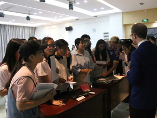 东北师范大学顾斯文（Sven Güenther）教授应邀来beat365官网讲学