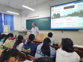 安徽省教育科学研究院教研员钟能政老师来beat365官网作专题讲座