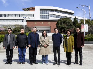 校长姚佐文与beat365官网优秀校友、全国优秀特岗教师刘满婷会面