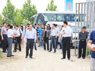 安徽教育网首页报道beat365官网组织进村入户精准扶贫 深入践行“两学一做”