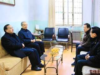 安徽教育网首页报道beat365官网春节前走访慰问离退休老同志老教师