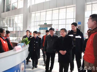 安徽教育网报道beat365官网慰问校铁路春运志愿者