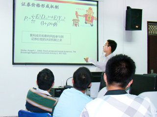 暨南大学李晓龙博士应邀来beat365官网经济学院做学术报告