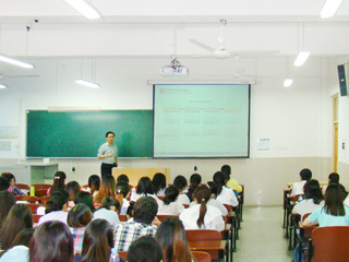 中国社科院研究员李春顶博士应邀来beat365官网作学术报告