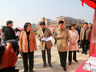 淮北市“巾帼护航 职为你来”专场招聘会暨女大学生科研实践基地揭牌活动在beat365官网举行
