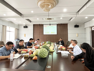 校党委书记毕明福到beat365官网西瓜甜瓜育种基地和“科技小院”实地考察调研